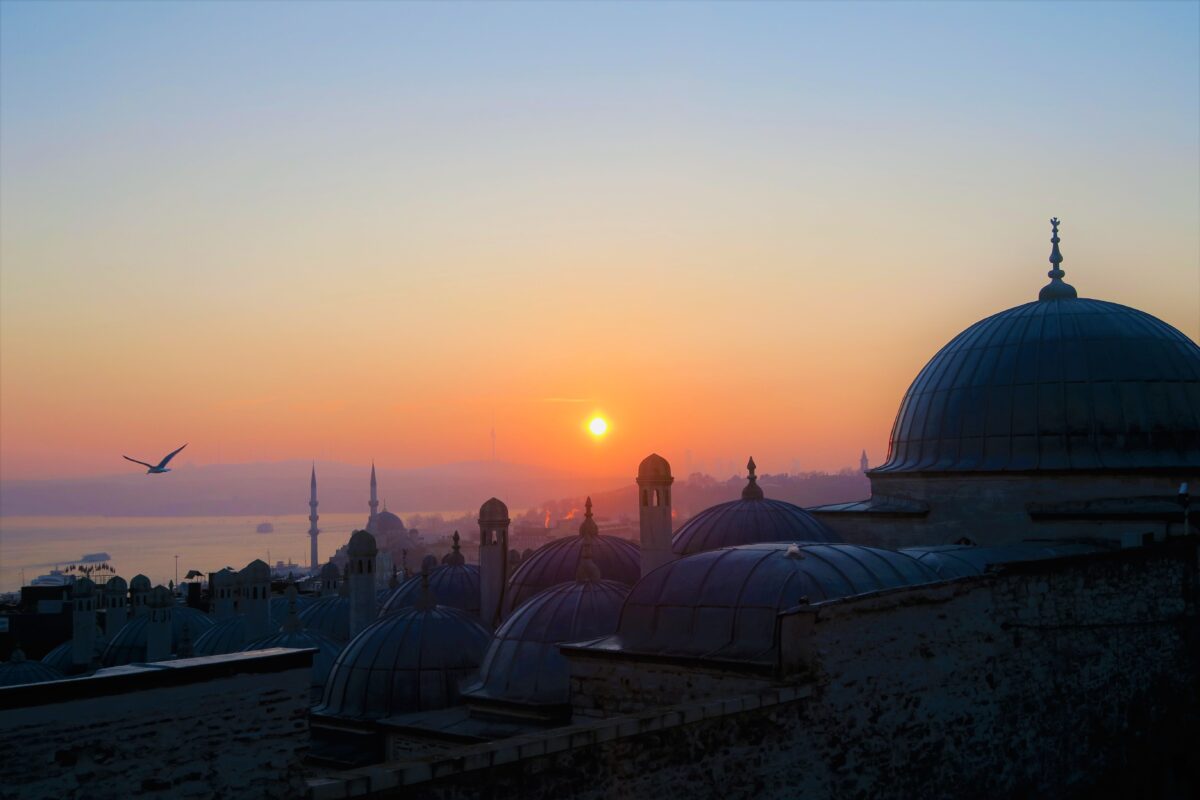 Foto oleh Konevi: https://www.pexels.com/id-id/foto/bangunan-kubah-beton-selama-golden-hour-2236674/
