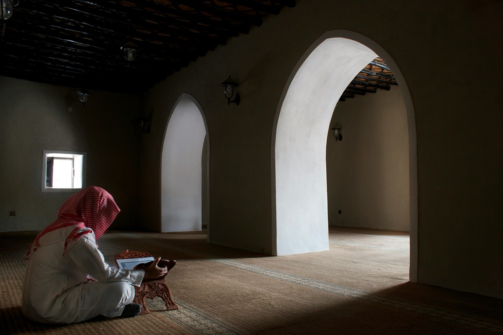 Foto oleh abdulwahab: https://www.pexels.com/id-id/foto/gelap-duduk-karpet-agama-14911723/