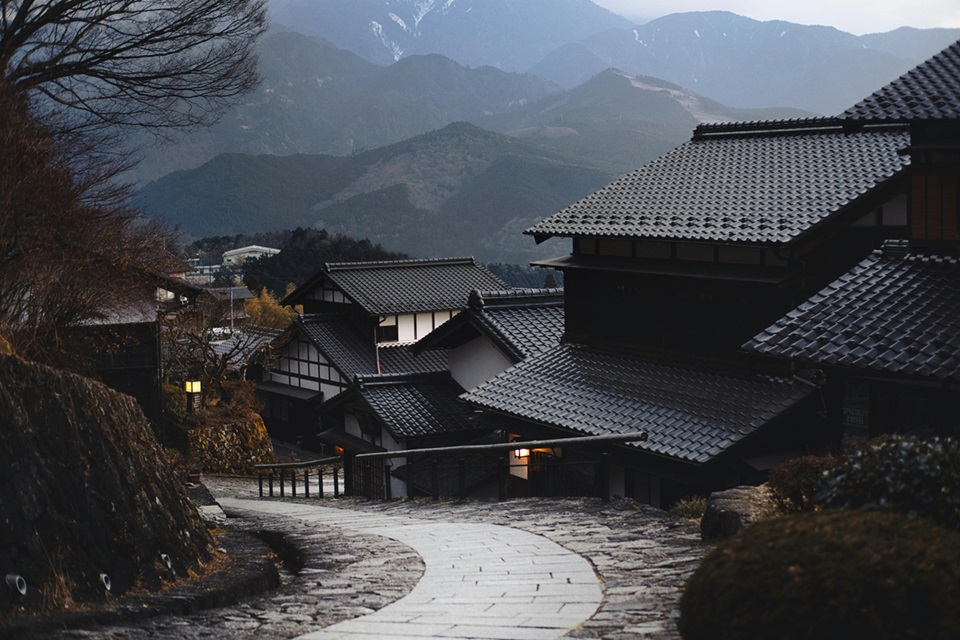 Foto oleh Evgeny Tchebotarev: https://www.pexels.com/id-id/foto/foto-rumah-2187605/