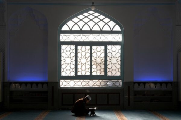 Foto oleh mohammad ramezani: https://www.pexels.com/id-id/foto/bacaan-al-qur-an-11860799/
