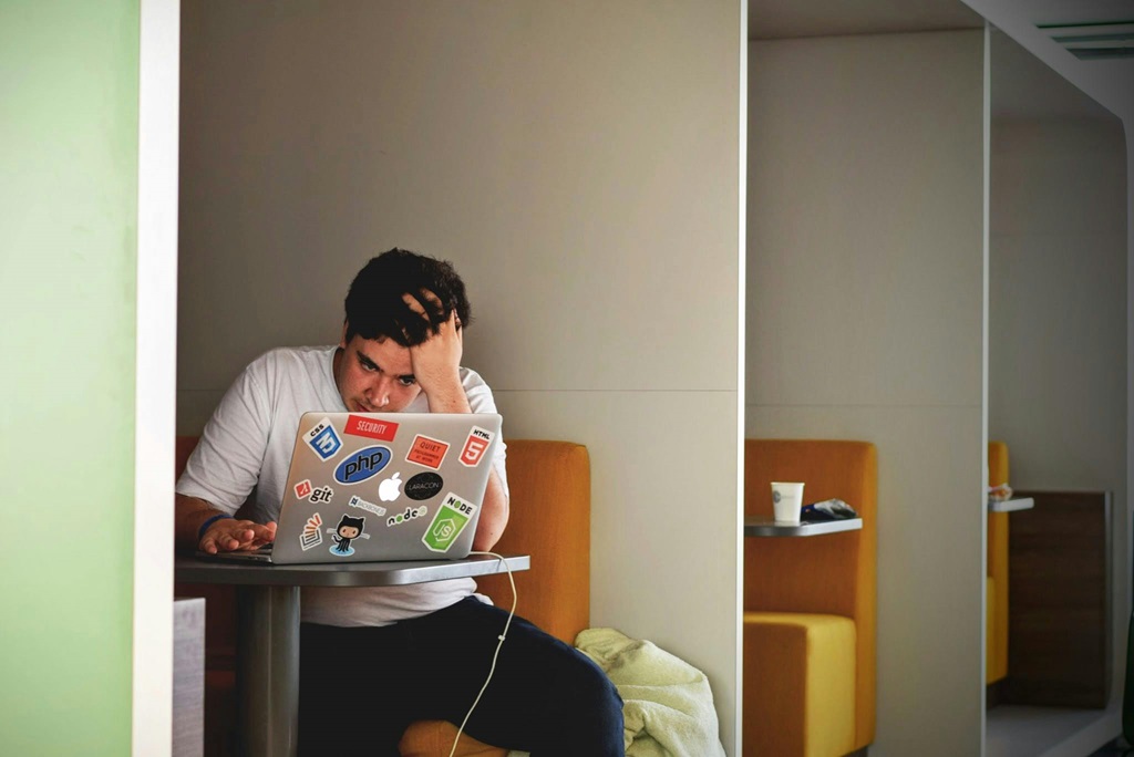 Foto oleh Tim Gouw: https://www.pexels.com/id-id/foto/pria-berkemeja-putih-menggunakan-macbook-pro-52608/