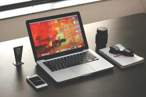 Foto oleh Parth Shah: https://www.pexels.com/id-id/foto/macbook-pro-di-atas-tabel-16347/